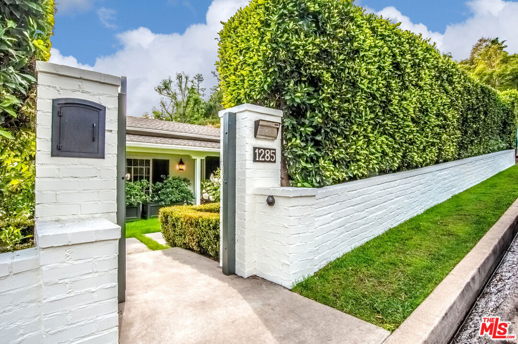 1285 Sunset Plaza Drive