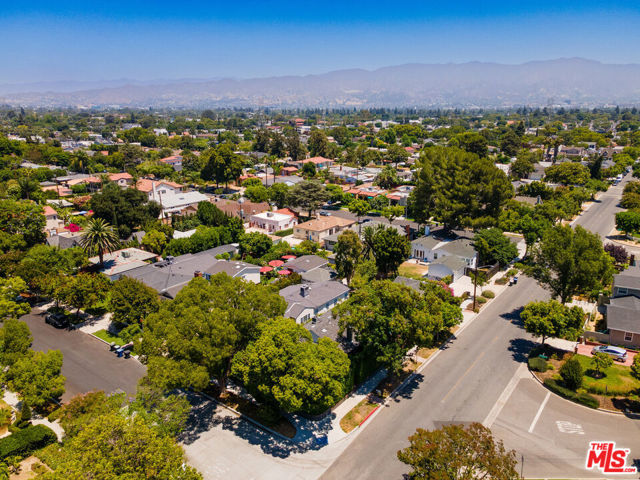 800 N Rose Street, Burbank CA: https://media.crmls.org/mediaz/5286cdec-c1b4-4e13-b1b5-e9c104faa845.jpg