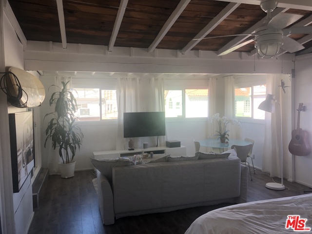Completely remodeled 1 bedroom loft/apartment  45 seconds from the beach.  This is the best keep secret in Venice.  Fully furnished or vacant.  1 car garage, washer/dryer, outdoor deck, slight ocean view from your bed!!  Dogs ok.
