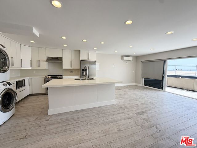 6955 Trolleyway, Playa del Rey CA: https://media.crmls.org/mediaz/5287334f-cf85-4b3d-a614-68b8678a767a.jpg