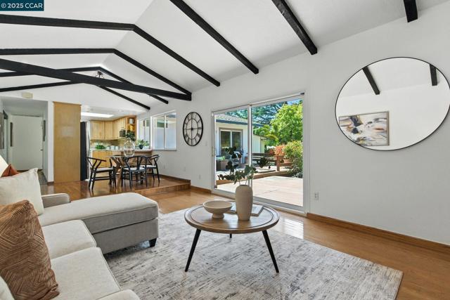 3824 Via Granada, Moraga CA: https://media.crmls.org/mediaz/52874edf-a86e-4717-ad43-7379df7941e5.jpg