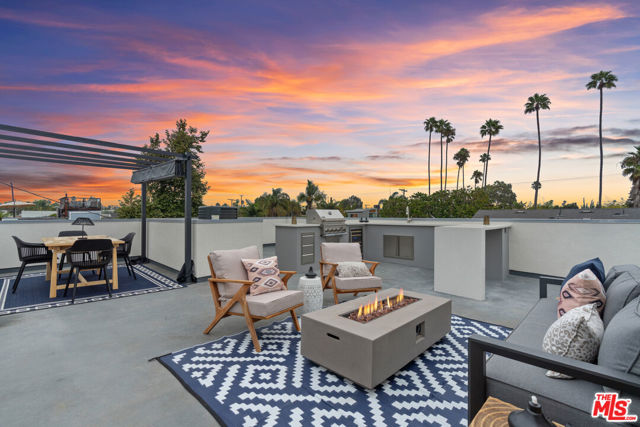 705 6th Avenue, Venice CA: https://media.crmls.org/mediaz/52895cce-9943-42dd-8516-0482928a3279.jpg