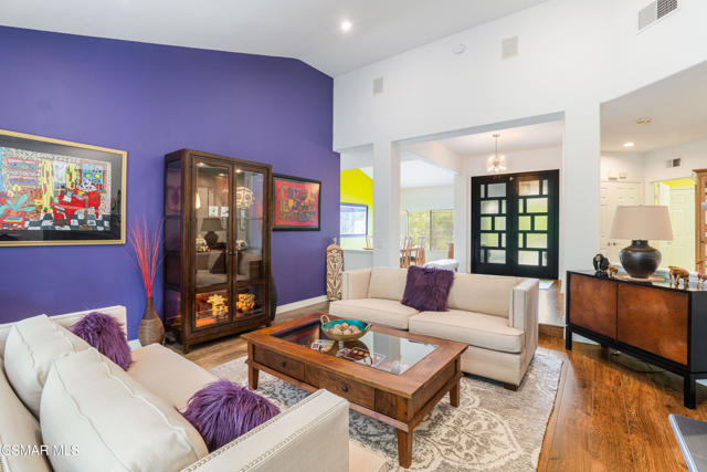 775 Parmenter Avenue, Thousand Oaks CA: https://media.crmls.org/mediaz/5289cf77-3c32-444f-9e2c-9fa9d4a1e3a4.jpg