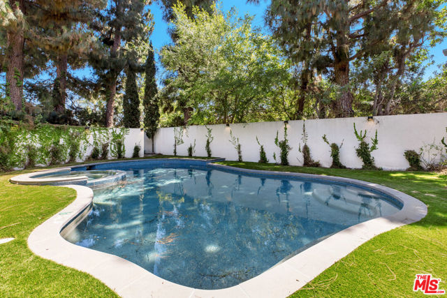 811 N Norman Place, Los Angeles CA: https://media.crmls.org/mediaz/528a29e2-ab44-4f65-a7c0-e82d8e7e447e.jpg