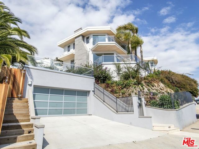 200 ARNO Way, Pacific Palisades CA: https://media.crmls.org/mediaz/528a6422-867c-471d-ba7e-7143a9a57e22.jpg