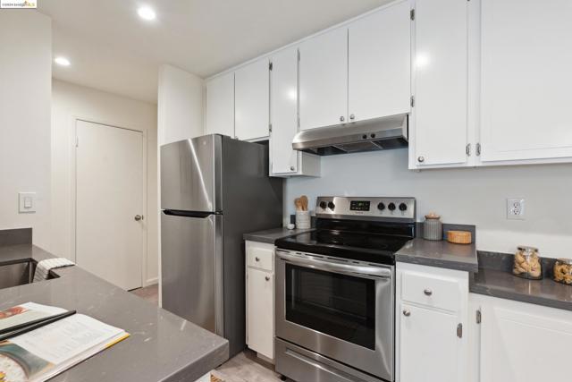 Image 16 of 30 For 567 Oakland Ave  303