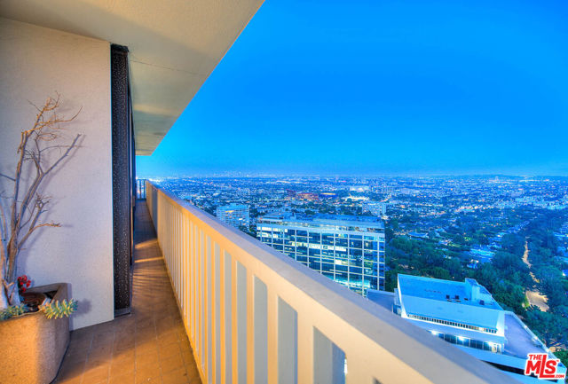 9255 Doheny Road, West Hollywood CA: https://media.crmls.org/mediaz/528af36f-444a-4d9c-9b20-222ca9e2866e.jpg