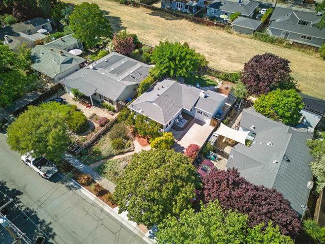 843 15th Avenue, Menlo Park CA: https://media.crmls.org/mediaz/528c07c0-e7d1-40d2-9ea7-76646e984cf1.jpg