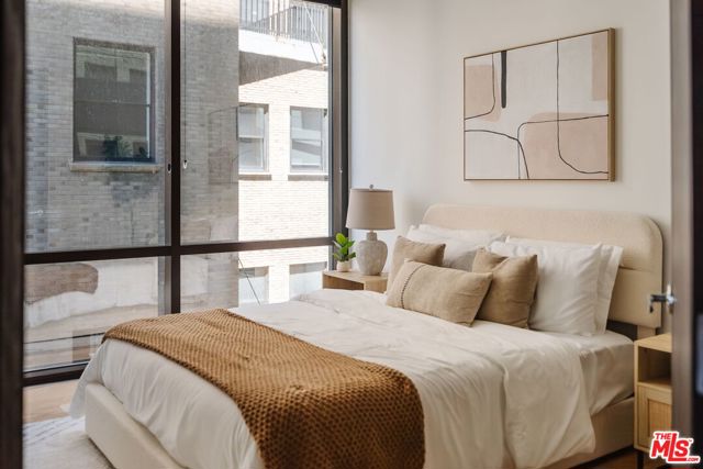 655 S Hope Street, Los Angeles CA: https://media.crmls.org/mediaz/528caba8-105f-4969-a07f-a90ade4db7b2.jpg