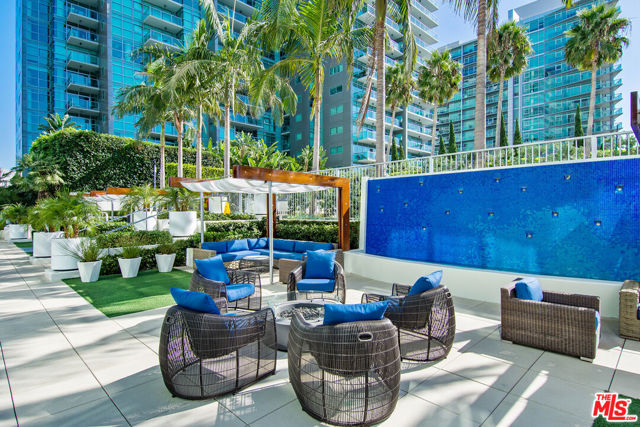 13700 Marina Pointe Drive, Marina del Rey CA: https://media.crmls.org/mediaz/528d74a1-dc81-4bf5-877f-adb422fe33fe.jpg