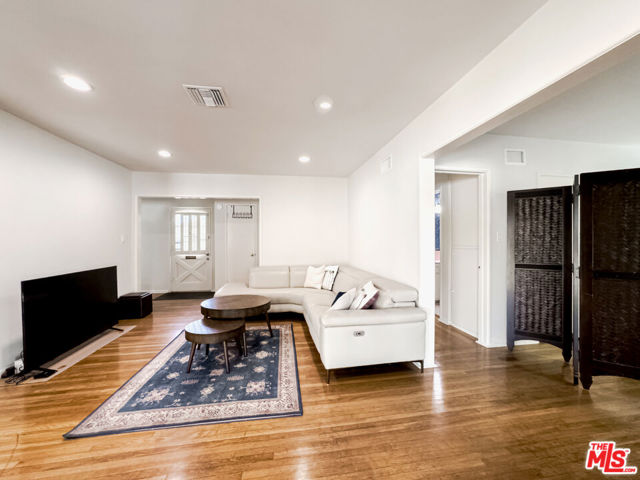 18240 Weddington Street, Tarzana CA: https://media.crmls.org/mediaz/528df146-3ed8-4107-be77-bda0935bfc54.jpg