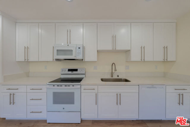 1031 Thompson, Glendale CA: https://media.crmls.org/mediaz/528e3adb-50d7-4eff-908e-98da9ca42b6f.jpg