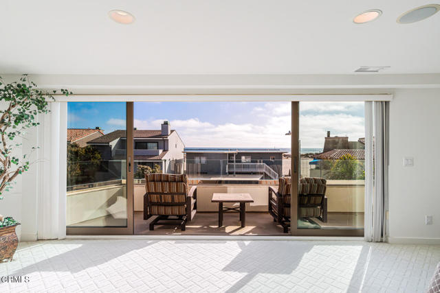 3300 Ocean Drive, Oxnard CA: https://media.crmls.org/mediaz/528e87bd-d1fa-45dd-9026-c0d7fc8a9210.jpg