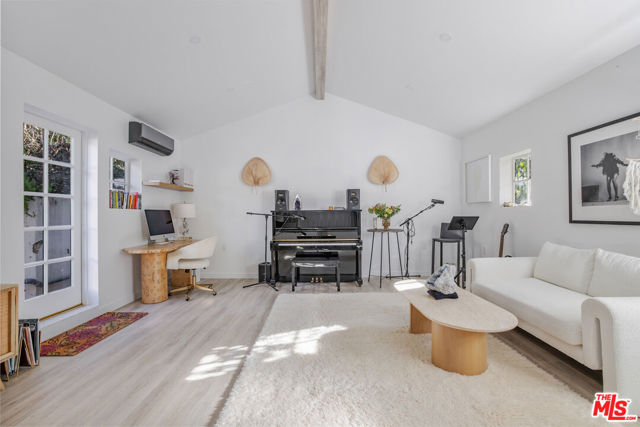 3646 Sunswept Drive, Studio City CA: https://media.crmls.org/mediaz/528f3f0c-7ac5-4348-92db-682ed594f5b7.jpg