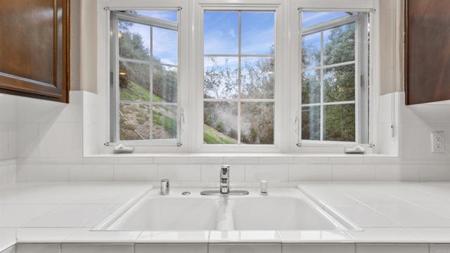 2894 Torrey Pines Rd, La Jolla CA: https://media.crmls.org/mediaz/5290e31c-1694-4e99-84fb-ae0291baee1d.jpg