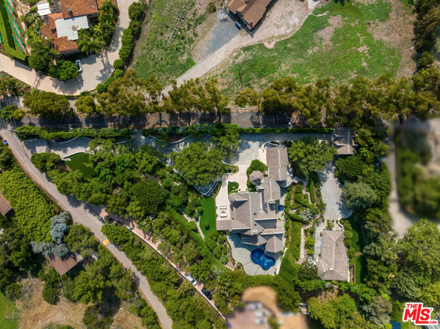 27931 Winding Way, Malibu CA: https://media.crmls.org/mediaz/52914dbd-9741-4bc3-8be4-17d7b957a003.jpg