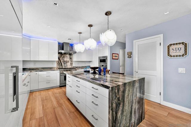 17505 Corte Lomas Verde, Poway CA: https://media.crmls.org/mediaz/5291e7f0-18c0-46b3-b8c1-cc7554faccea.jpg