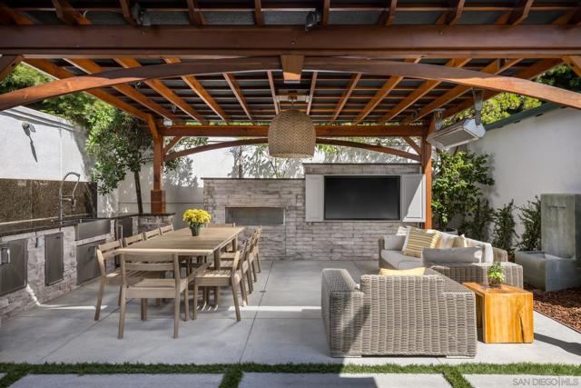 6411 Dowling Dr, La Jolla CA: https://media.crmls.org/mediaz/52921315-7317-4349-b33b-000a67957019.jpg
