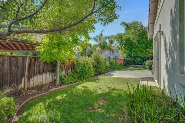 342 Roundhill Dr, Brentwood CA: https://media.crmls.org/mediaz/52927fa9-914a-4638-821c-ba97eb279da1.jpg
