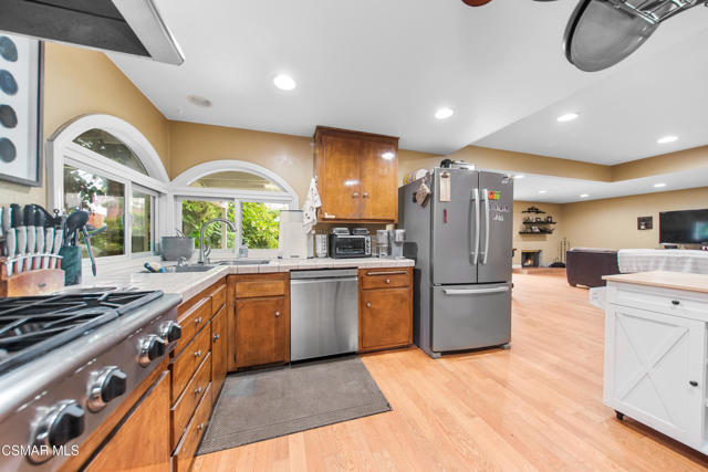 2719 Licia Place, Simi Valley CA: https://media.crmls.org/mediaz/5292b078-ecfe-487e-82c8-bf5d9014319d.jpg