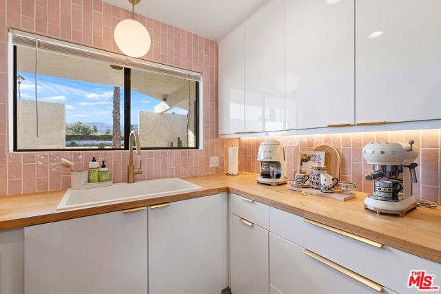 74060 Setting Sun Trail, Palm Desert CA: https://media.crmls.org/mediaz/5292eac0-24f1-47b8-bc31-e571519d58a5.jpg