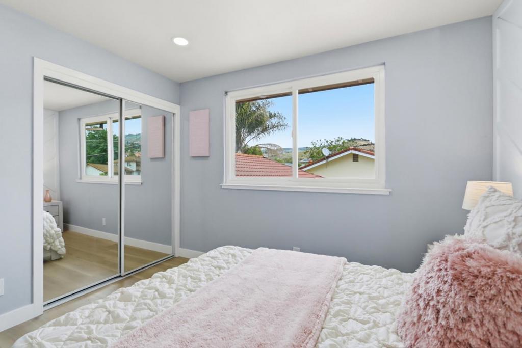 https://media.crmls.org/mediaz/52937fbe-4656-40d1-936c-bfbd82899692.jpg?preset=X-Large