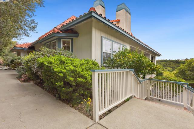 3565 Star Ridge Rd, Hayward CA: https://media.crmls.org/mediaz/5293885f-1fad-4a59-9e9d-f3f7377828e6.jpg