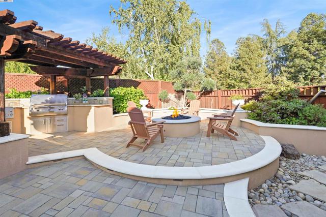 3211 Harvey Ct, Pleasanton CA: https://media.crmls.org/mediaz/5293cba7-2515-43aa-9b60-1d1720fbb19f.jpg