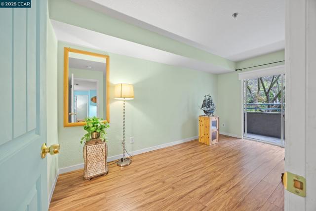 535 Pierce St, Albany CA: https://media.crmls.org/mediaz/5294ab14-00b5-4723-97fe-fdfe66a207ca.jpg