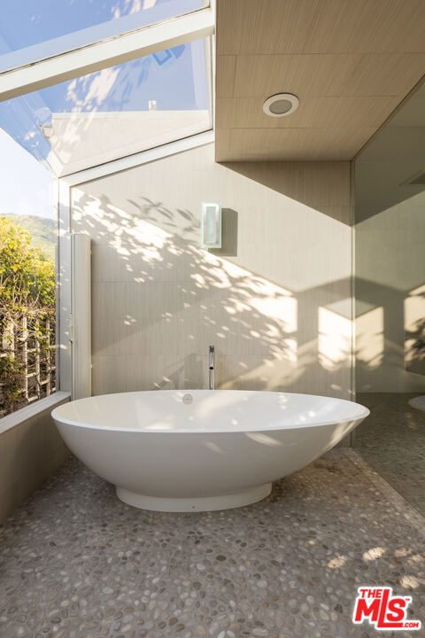 Image 20 of 32 For 31522 Broad Beach Road