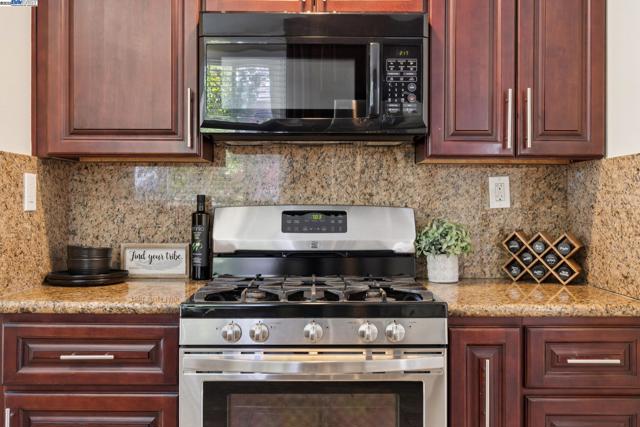 2643 99Th Ave, Oakland CA: https://media.crmls.org/mediaz/52973564-759b-4246-9f4f-b8ab6003f6e7.jpg