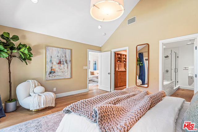 574 N Plymouth Boulevard, Los Angeles CA: https://media.crmls.org/mediaz/52974288-b9ea-457a-92b6-c25ab08d0f26.jpg