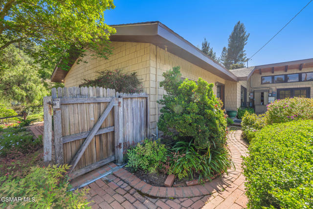 1585 Loma Drive, Ojai CA: https://media.crmls.org/mediaz/5297471c-a8b8-455e-8085-dbc67a14b09d.jpg