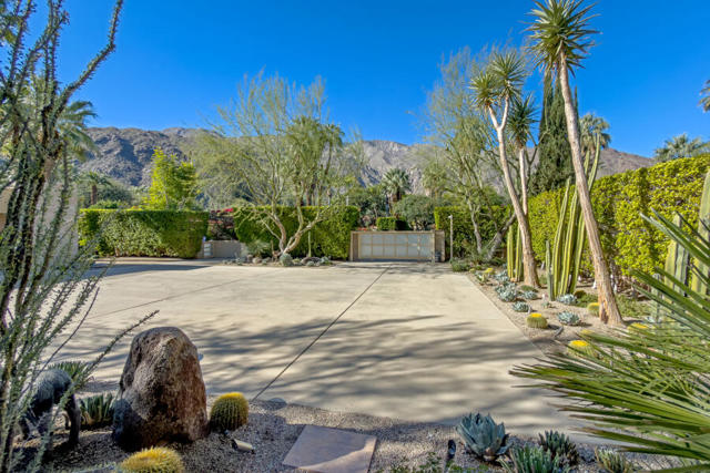 630 N Cahuilla Road, Palm Springs CA: https://media.crmls.org/mediaz/5297af9b-920f-484c-8173-c737d98ca50c.jpg