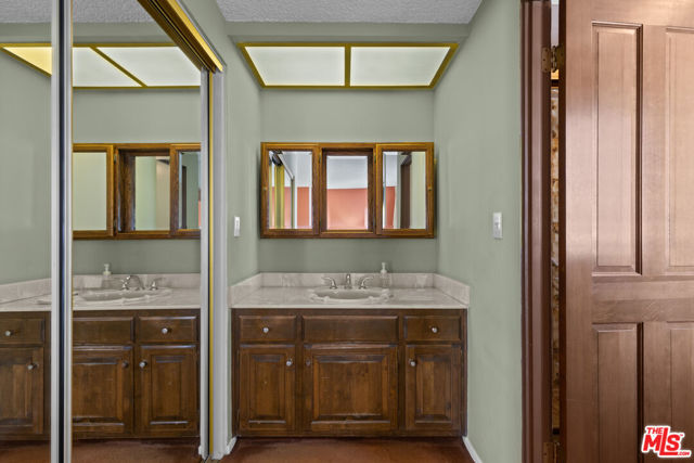 4731 La Villa Marina, Marina del Rey CA: https://media.crmls.org/mediaz/5297d670-ec16-42e8-afc1-db3641be9ace.jpg
