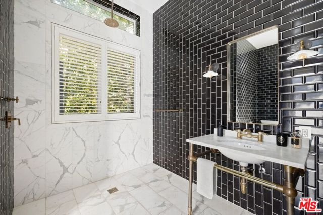 1640 N Kings Road, Los Angeles CA: https://media.crmls.org/mediaz/5297eaba-23c3-44ea-8e60-6662966a9230.jpg