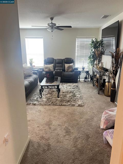 627 Elizabeth Ct, Merced CA: https://media.crmls.org/mediaz/52981440-7ac9-44ce-9fdd-f7d9c67e36dc.jpg