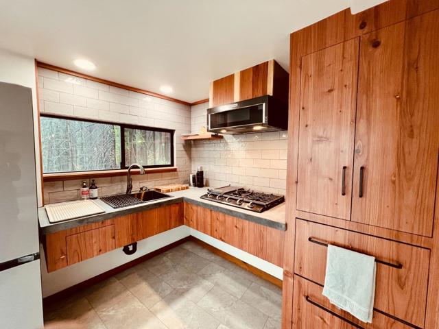 518 Container Way, Boulder Creek CA: https://media.crmls.org/mediaz/52996339-1cad-4770-9055-f8935b39df9b.jpg