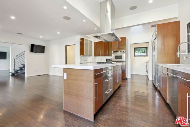 1527 Marmont Avenue, Los Angeles CA: https://media.crmls.org/mediaz/5299bd6a-66a1-4266-b6a0-079d8612abdc.jpg