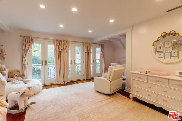 3819 Vista Linda Drive, Encino CA: https://media.crmls.org/mediaz/529ce272-1a19-489e-b021-7a48cc0dd37d.jpg
