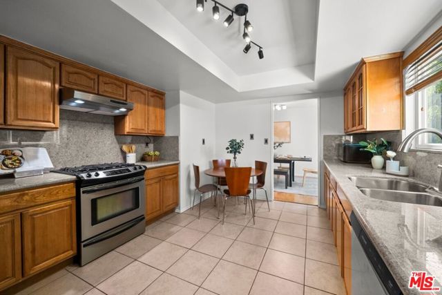 5840 Etiwanda Avenue, Tarzana CA: https://media.crmls.org/mediaz/529ce32e-f115-445d-8e48-9f19656ad69a.jpg