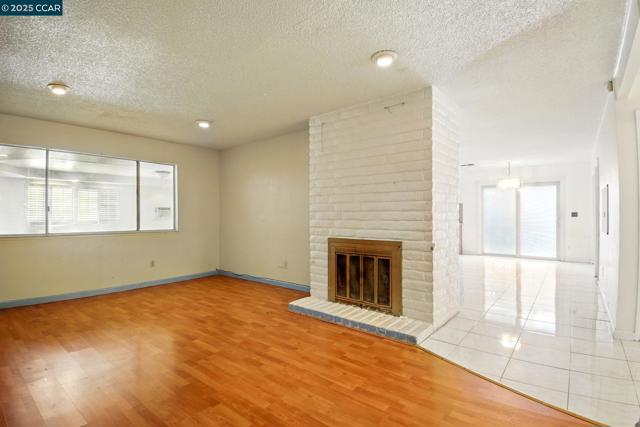 9121 Eaglepoint Ln, Stockton CA: https://media.crmls.org/mediaz/529d8ceb-cec9-4da1-b87f-fb8c6a68d924.jpg