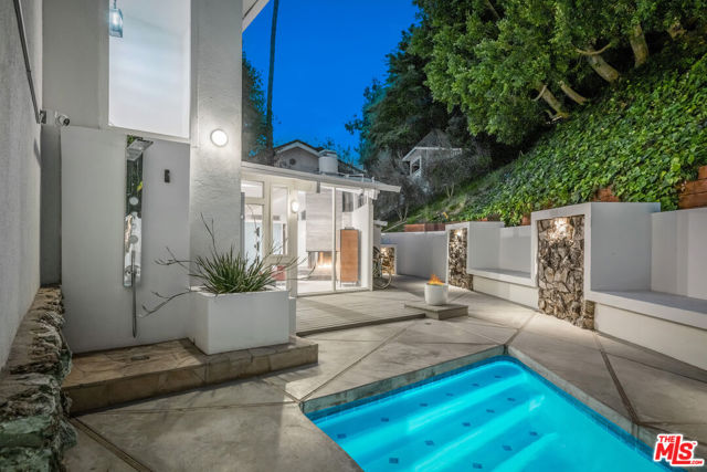 3027 Franklin Canyon Drive, Beverly Hills CA: https://media.crmls.org/mediaz/529dce2e-2013-4aff-b297-264c86181e0f.jpg