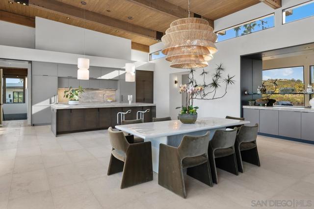 4728 El Aspecto, Rancho Santa Fe CA: https://media.crmls.org/mediaz/529f0339-7e46-4b35-9e56-71f3fbda6250.jpg