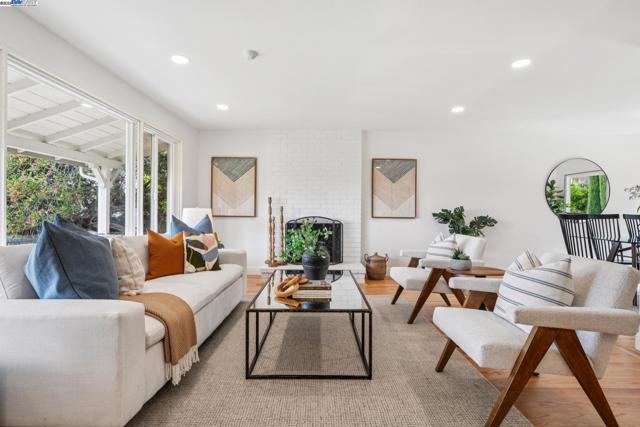 598 CRESTMONT DRIVE, Oakland CA: https://media.crmls.org/mediaz/529f46ac-c559-4e54-98b0-8580ba6f4542.jpg