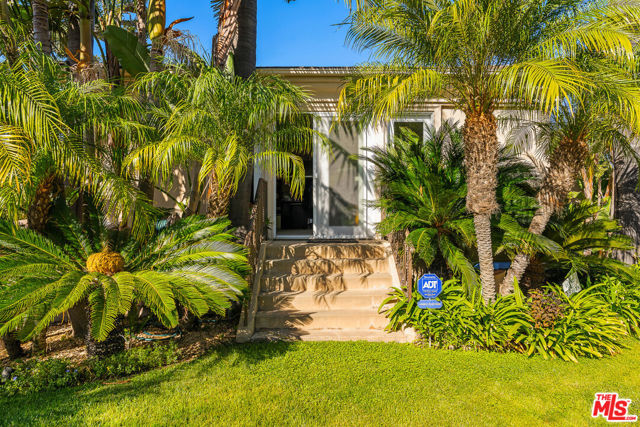 7833 Torreyson Drive, Los Angeles CA: https://media.crmls.org/mediaz/529faedd-f221-4738-adc8-c981d366b6dc.jpg