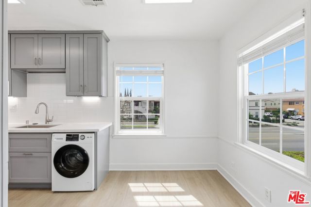 8613 W Olympic Boulevard, Los Angeles CA: https://media.crmls.org/mediaz/529fb0e3-c490-440e-997b-d8ec07a2eddc.jpg