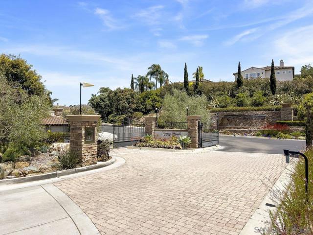 11649 Thistle Hill Pl, San Diego CA: https://media.crmls.org/mediaz/52a00736-505d-4f54-ba04-821e58763c09.jpg