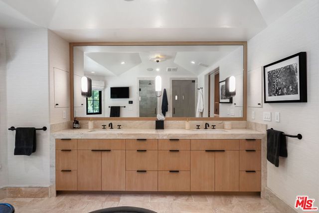 7651 Willow Glen Road, Los Angeles CA: https://media.crmls.org/mediaz/52a072fa-b6e3-4be9-953a-79a5ab0c0fa9.jpg