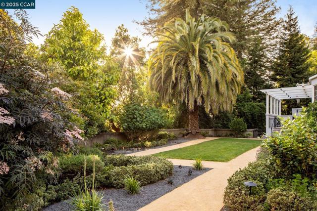 25 Crocker Ave, Piedmont CA: https://media.crmls.org/mediaz/52a0da19-584b-44d5-9258-6fffeba0dba1.jpg